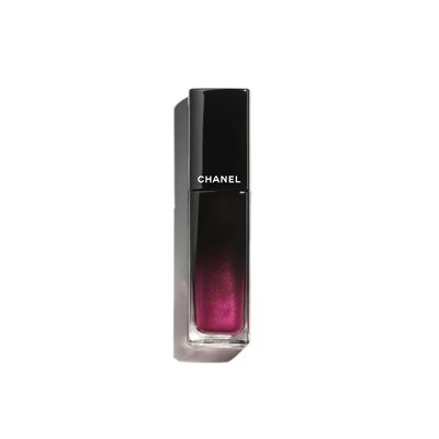 La barra de labios líquida brillante de larga duración
